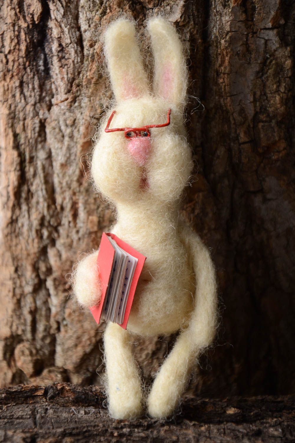 Игрушка ручной работы валяная игрушка Зайчик с книгой игрушка из шерсти фото 1