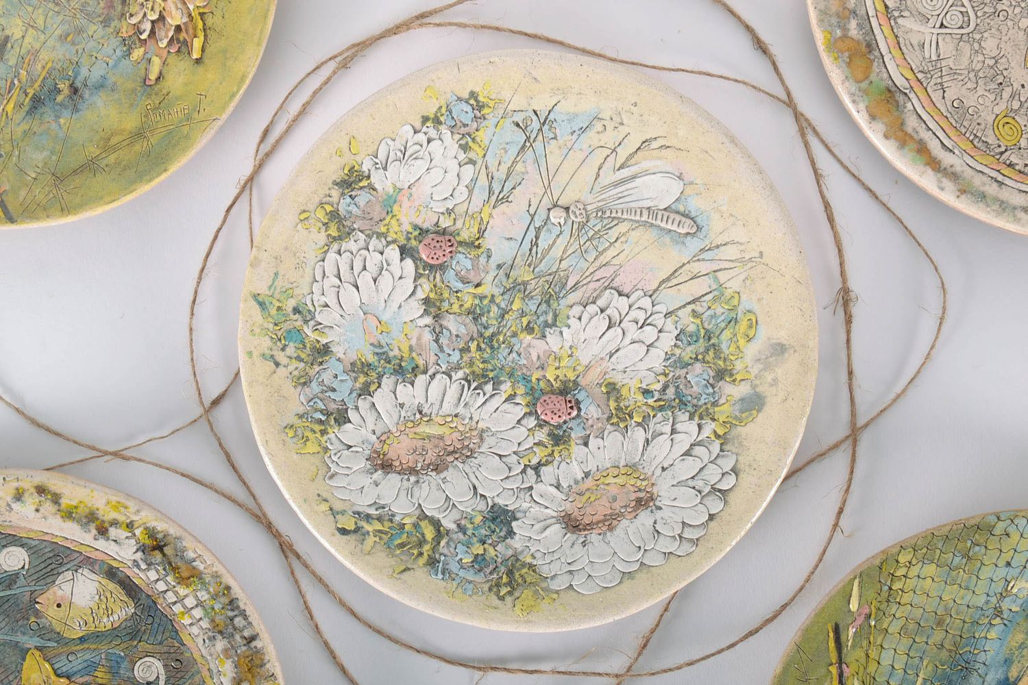 Decorative ceramic plate Camomiles photo 1