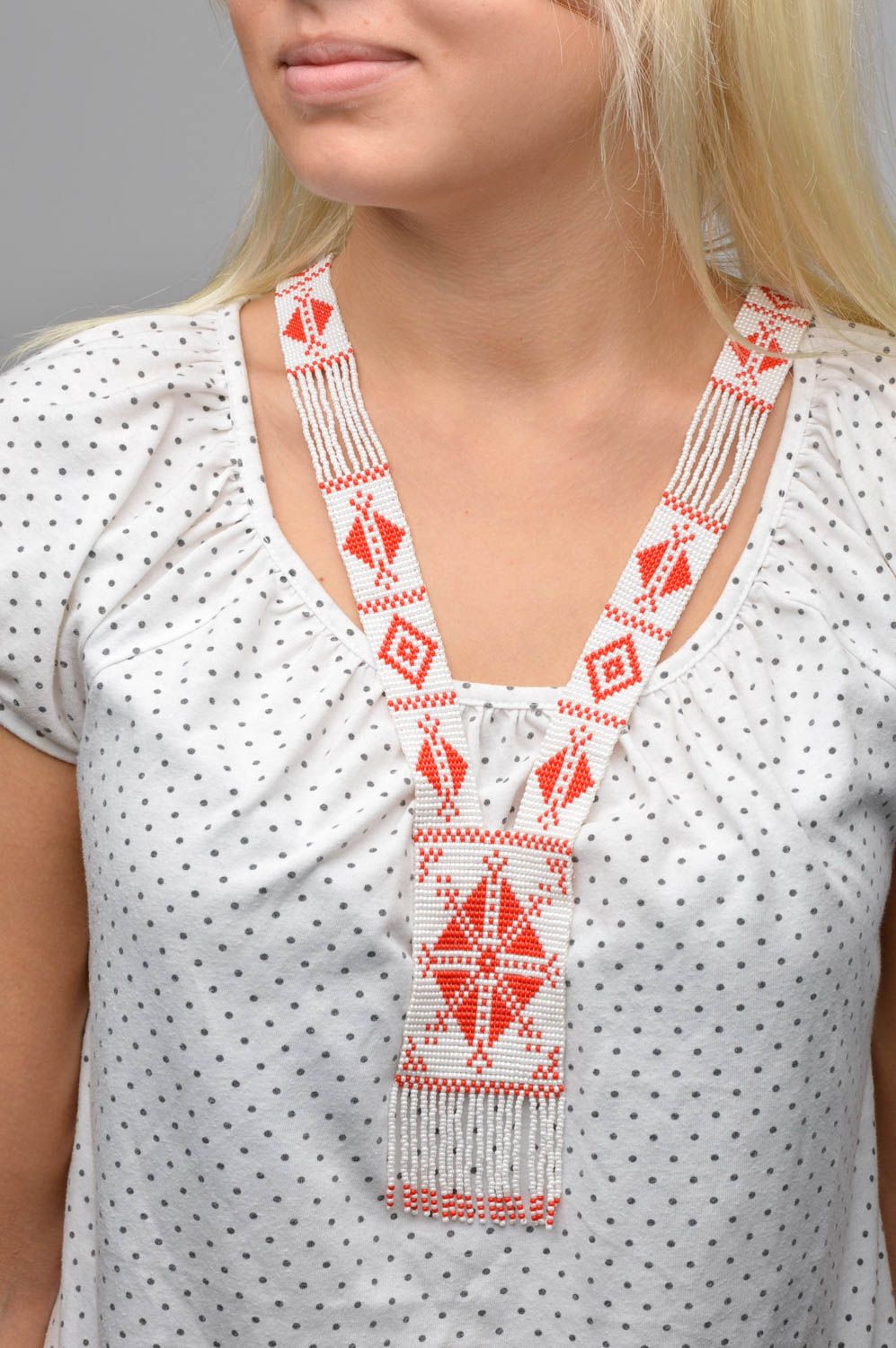 Украшение ручной работы гердан из бисера этническое украшение белое с красным  фото 3