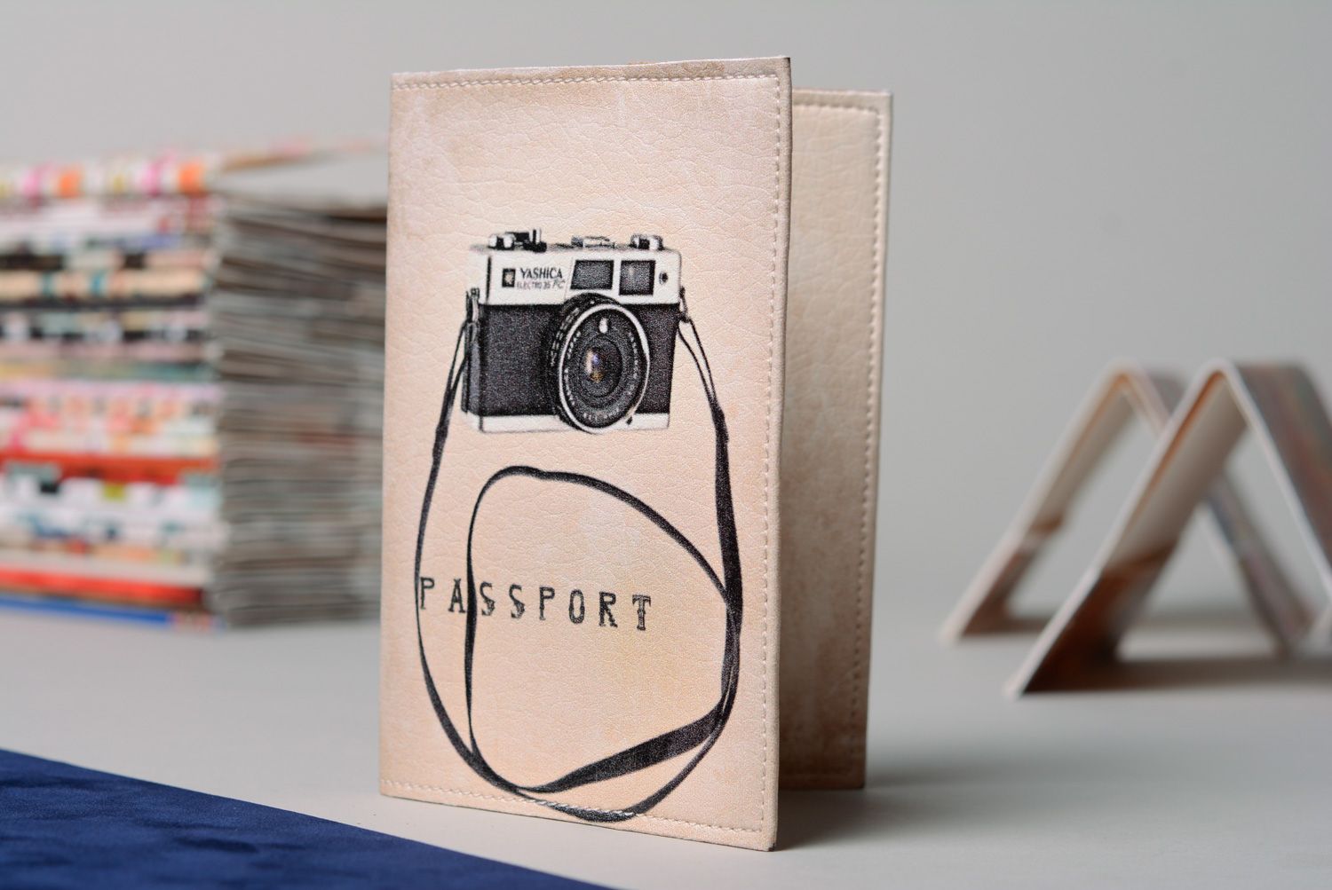 Funda para pasaporte de cuero artesanal con estampado Cámara de fotos foto 1
