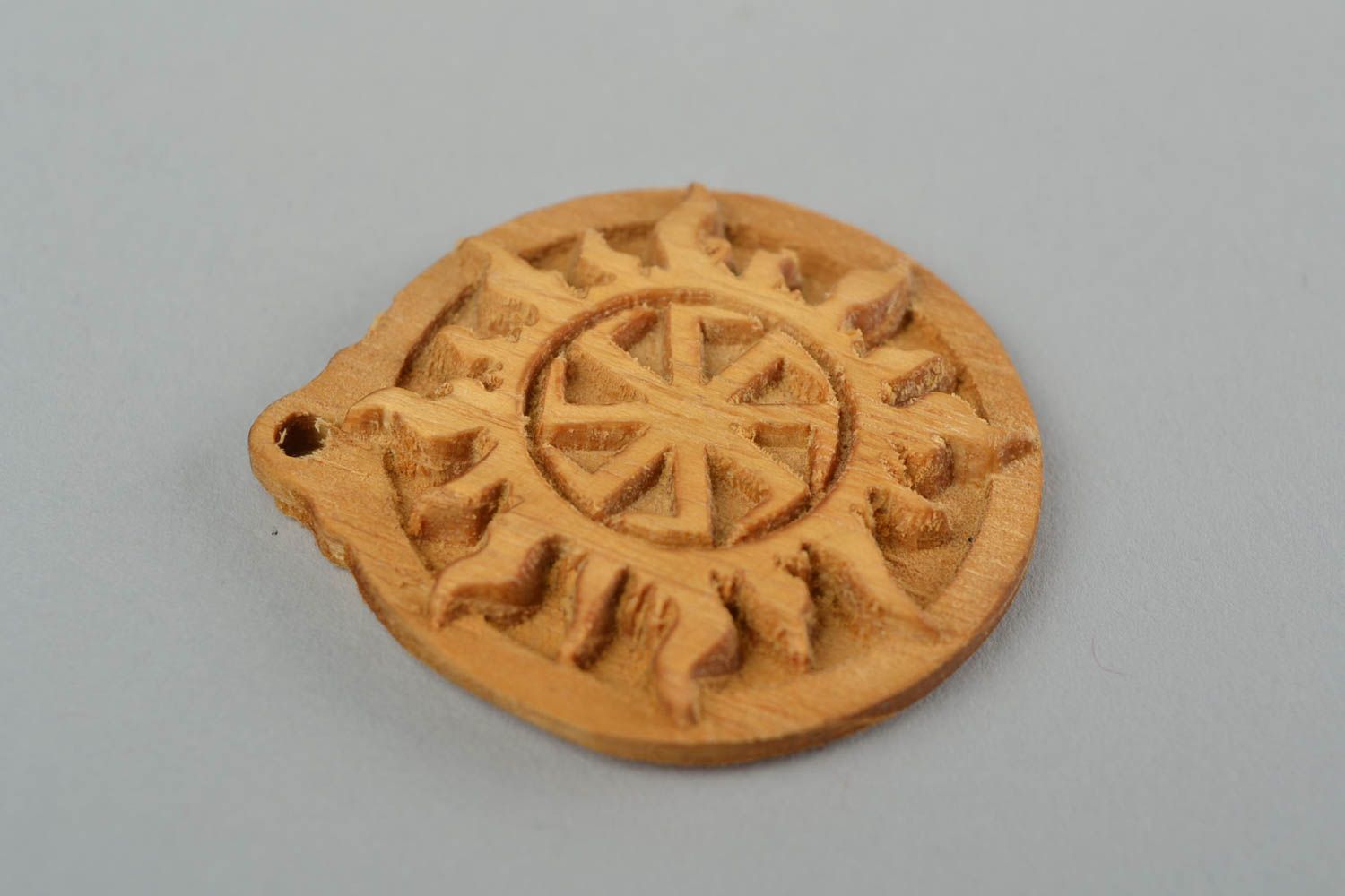 Colgante de madera redondo hecho a mano amuleto de estilo étnico Sol  foto 4