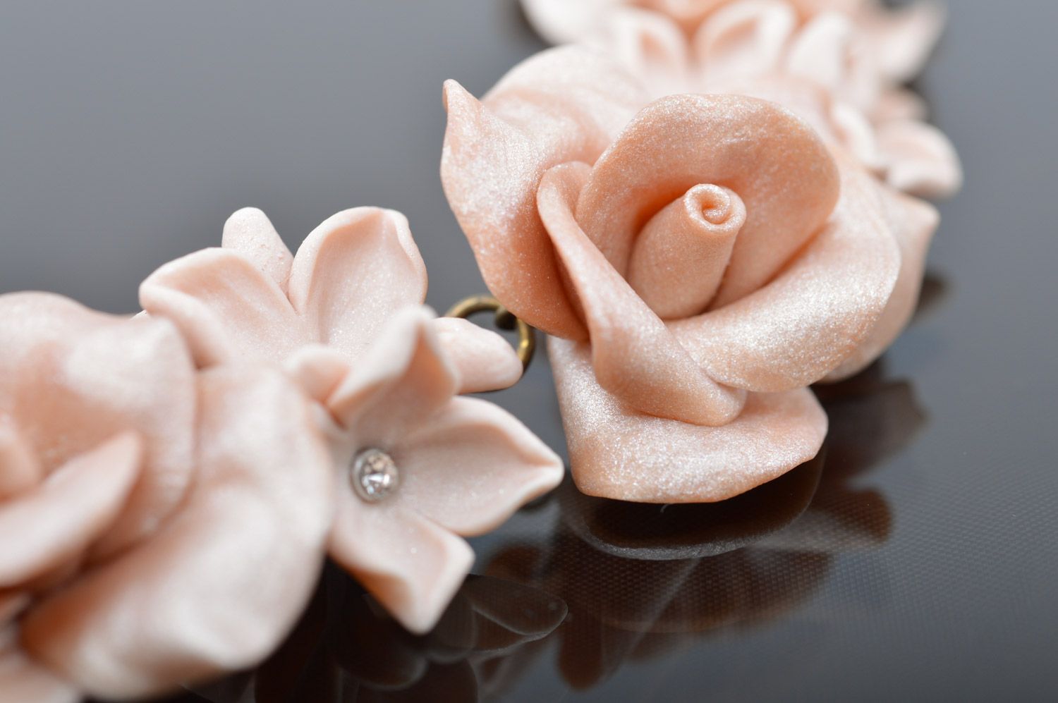 Collar de arcilla polimérica con flores hecho a mano foto 3