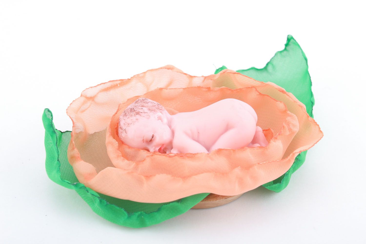 Estatueta de bebé numa flor  foto 3