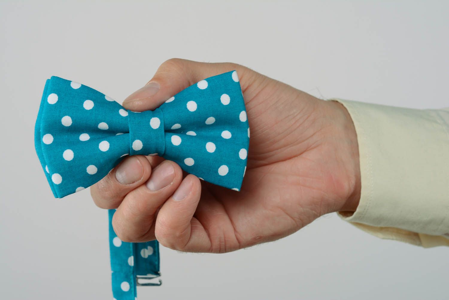 Gravata borboleta feita de tecido azul com bolinhas brancas foto 5