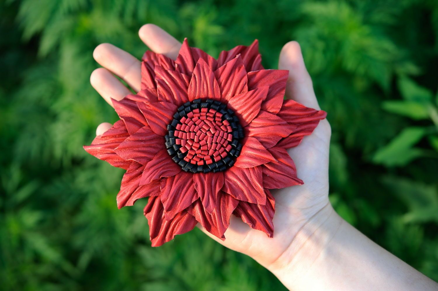 Brosche aus Leder in Form einer roten Blume foto 5