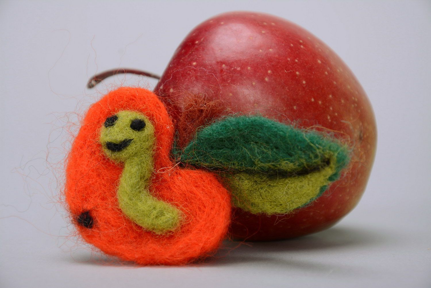 Broche en tissu de laine faite main 'Une Pomme' photo 4