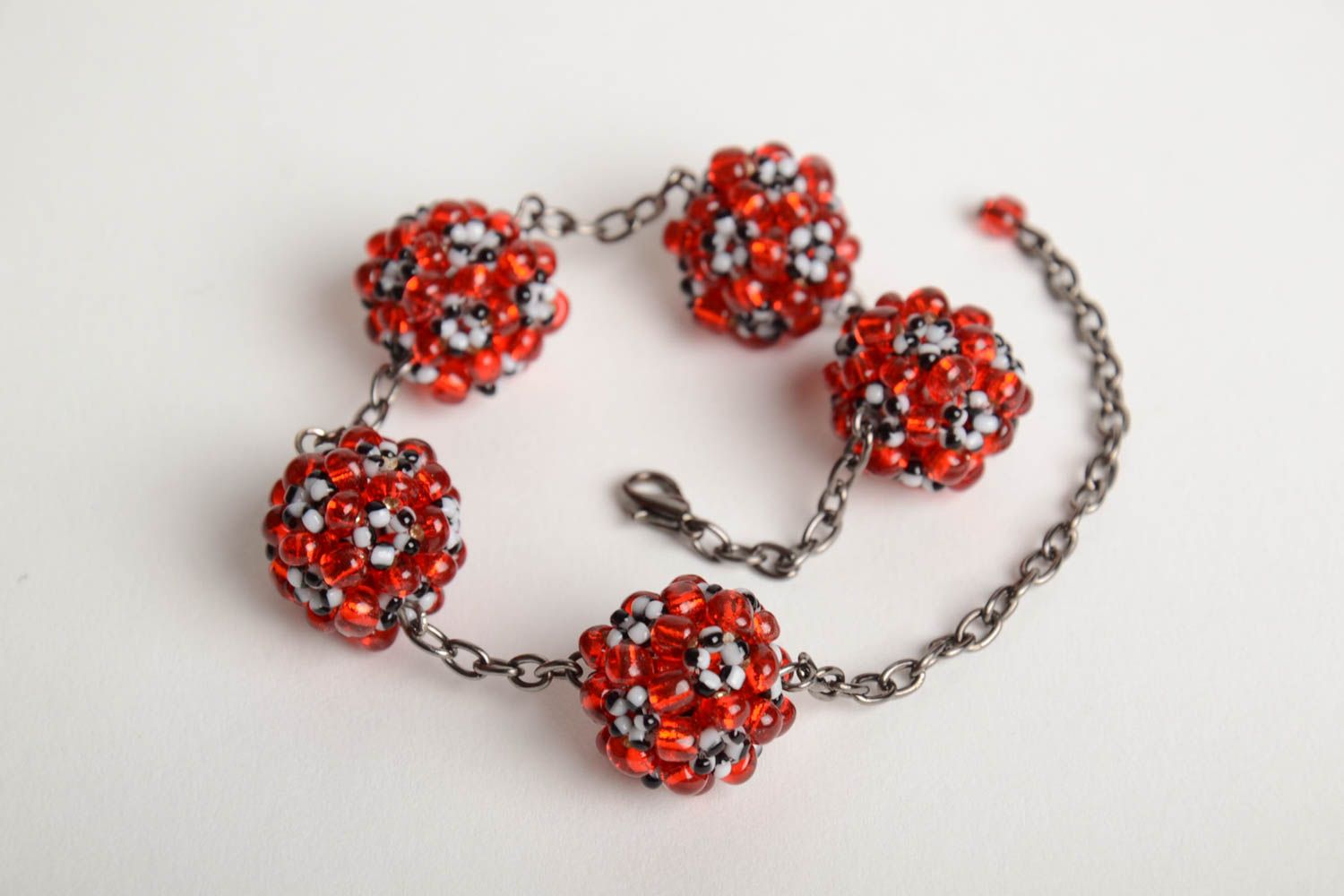 Handmade metal chain women's wrist bracelet with red and white bead woven balls photo 5