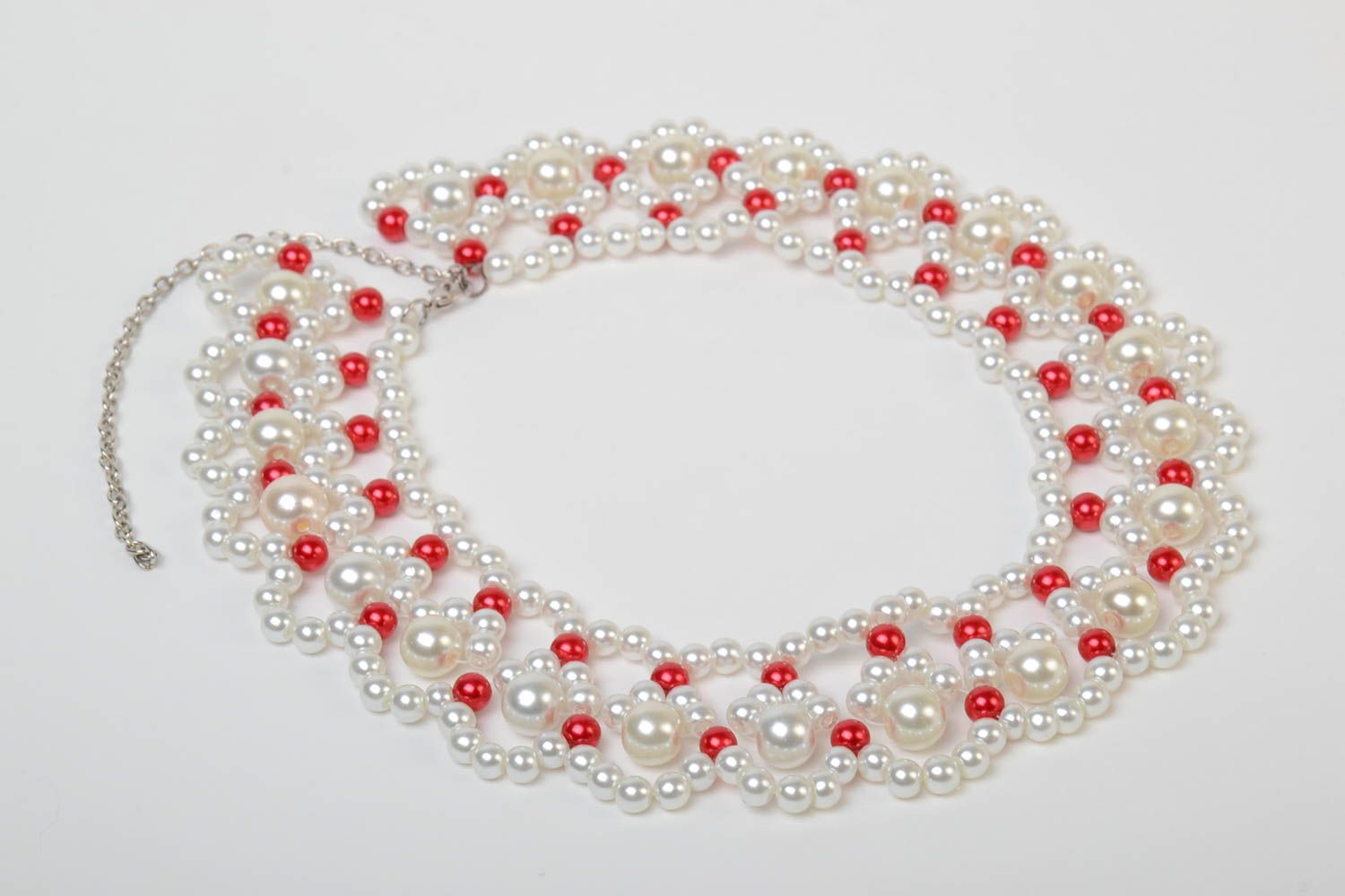 Collier en perles plastiques blanc rouge original accessoire fait main photo 2