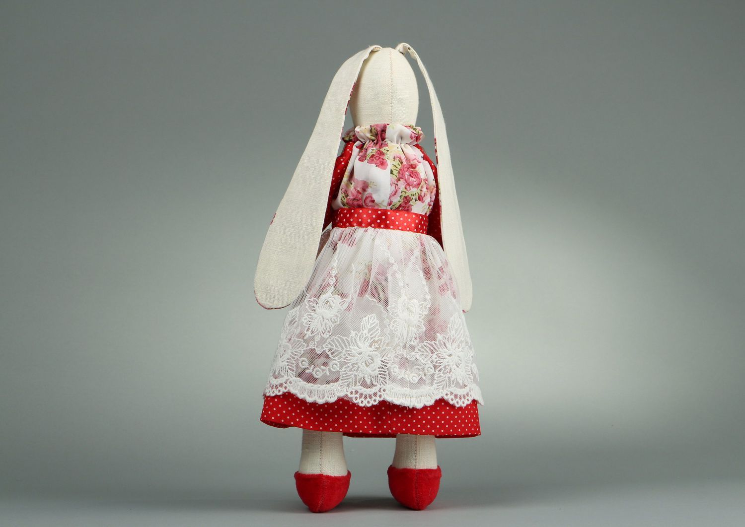 Peluche artisanale Lapin en robe rouge blanc photo 3