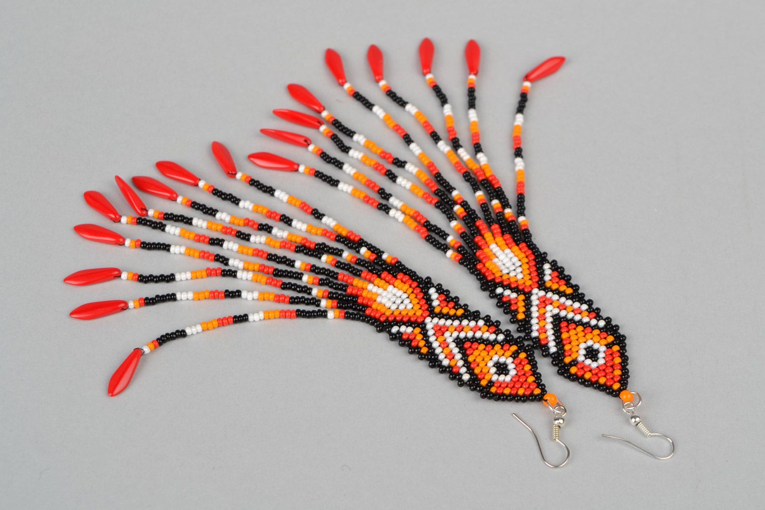 Künstlerische handgemachte Ohrringe aus Glasperlen mit Ahängern indianisch foto 1