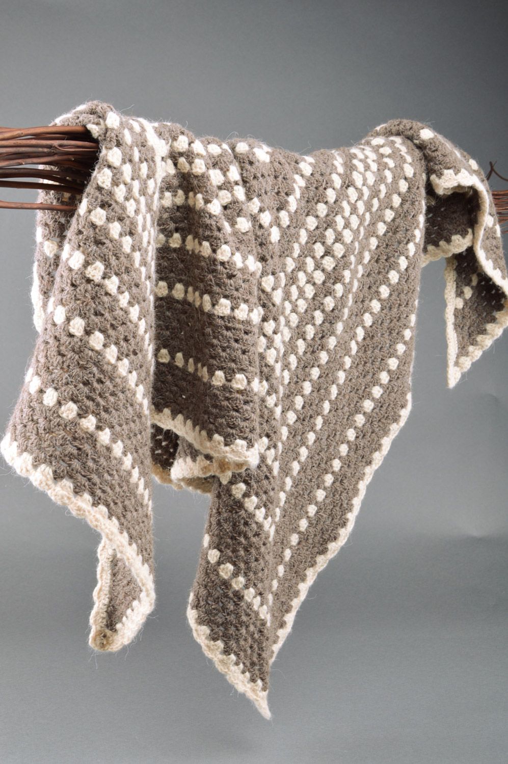 Châle tricoté aux aiguilles en mi-laine gris chaud rayé fait main pour femme photo 3