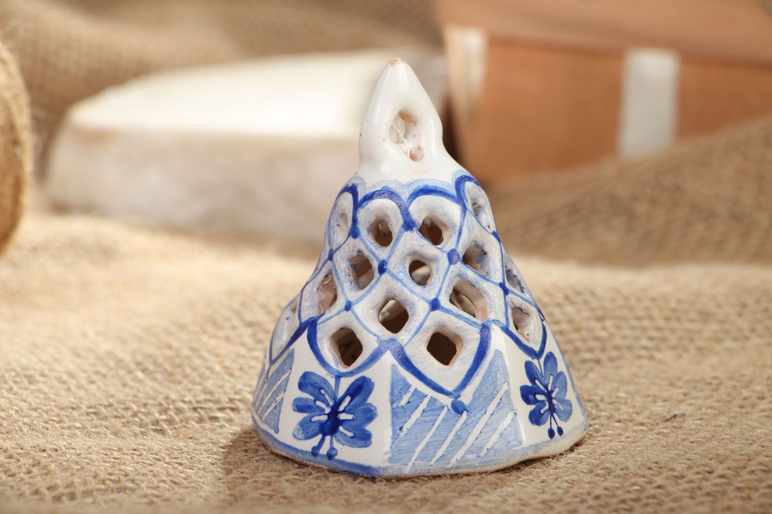 Clochette blanc bleu de céramique faite main photo 5