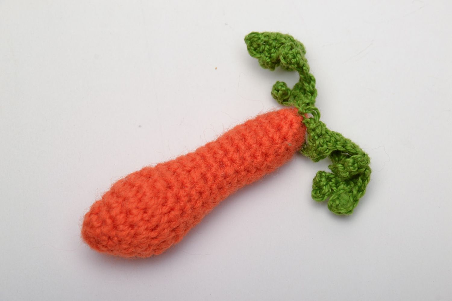 Juguete tejido a ganchillo con forma de zanahoria foto 2