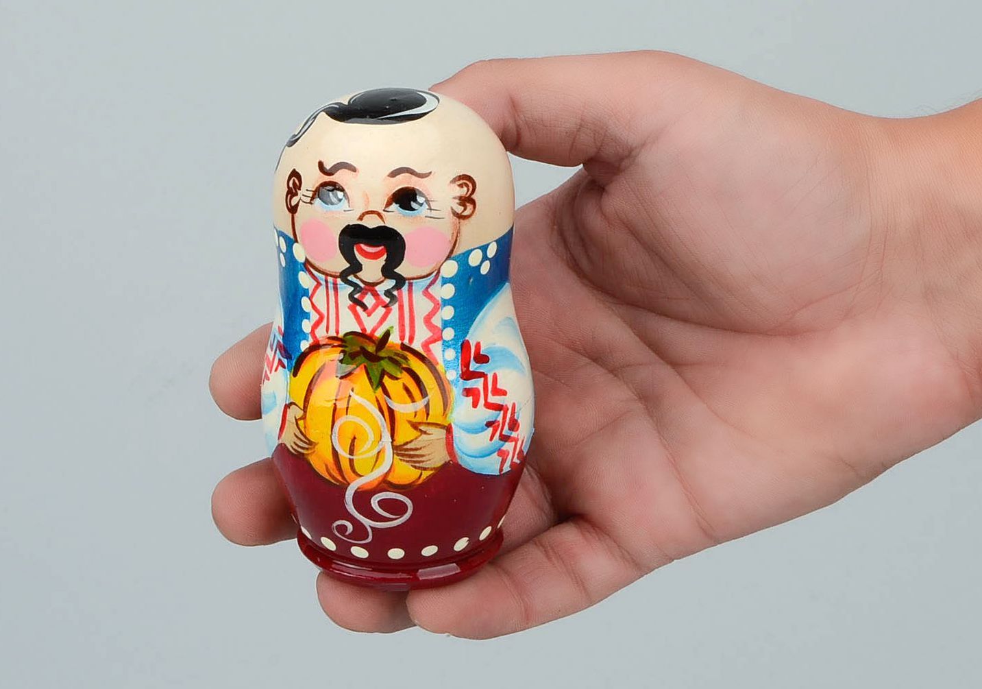 Matrioshka Cosaco con calabaza Matrioshka es la muñeca de madera con vestido ruso campesino, que contiene otras de menor tamaño foto 4