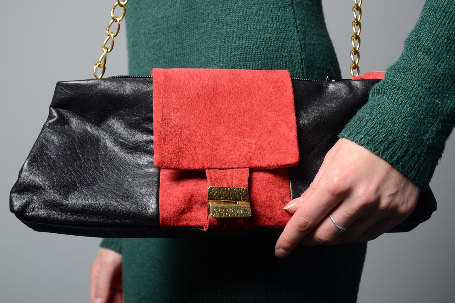 Bolso de cuero natural negro hecho a mano con inserciones rojas en cadena foto 1