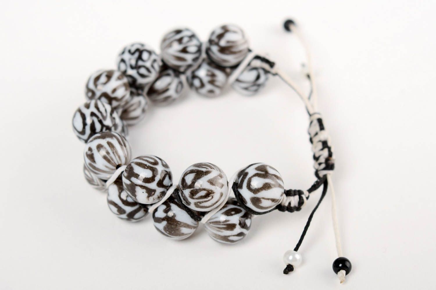 Bracelet en perles plastiques technique de macramé fait main blanc noir photo 4
