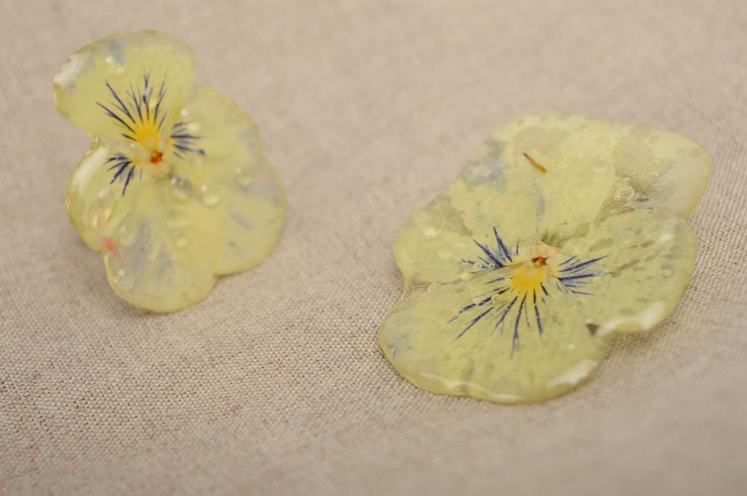 Ensemble de bijoux en résine époxy fait main avec des fleurs naturelles photo 3