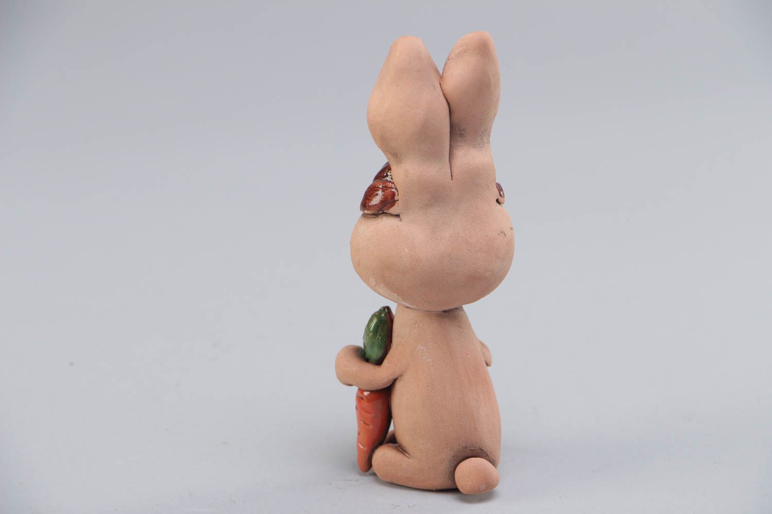 Künstlerische bemalte Deko Figur aus Ton in Form vom Hasen handmade   foto 4
