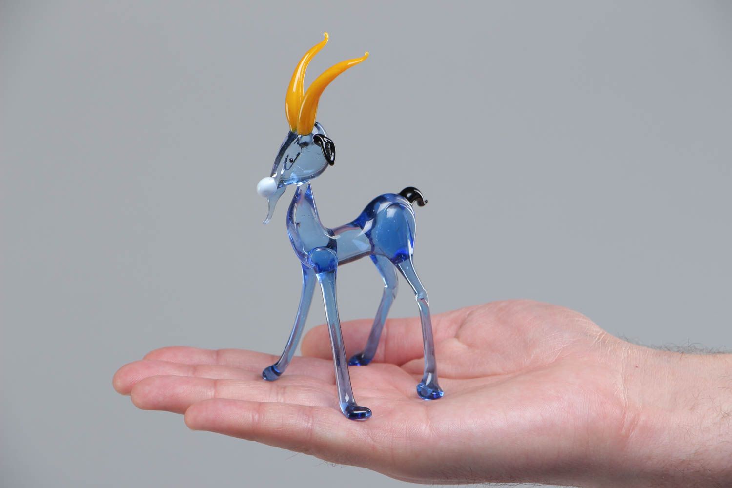 Figurilla artesanal de cristal lampwork cabrito azul con cuernos amarillos foto 5