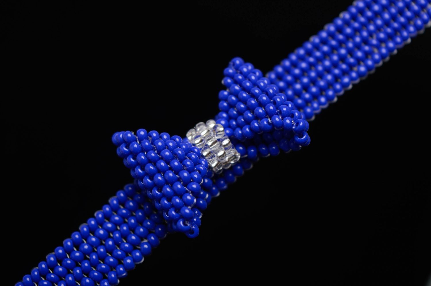 Bracelet bleu en perles de rocaille fait main avec noeud  photo 3