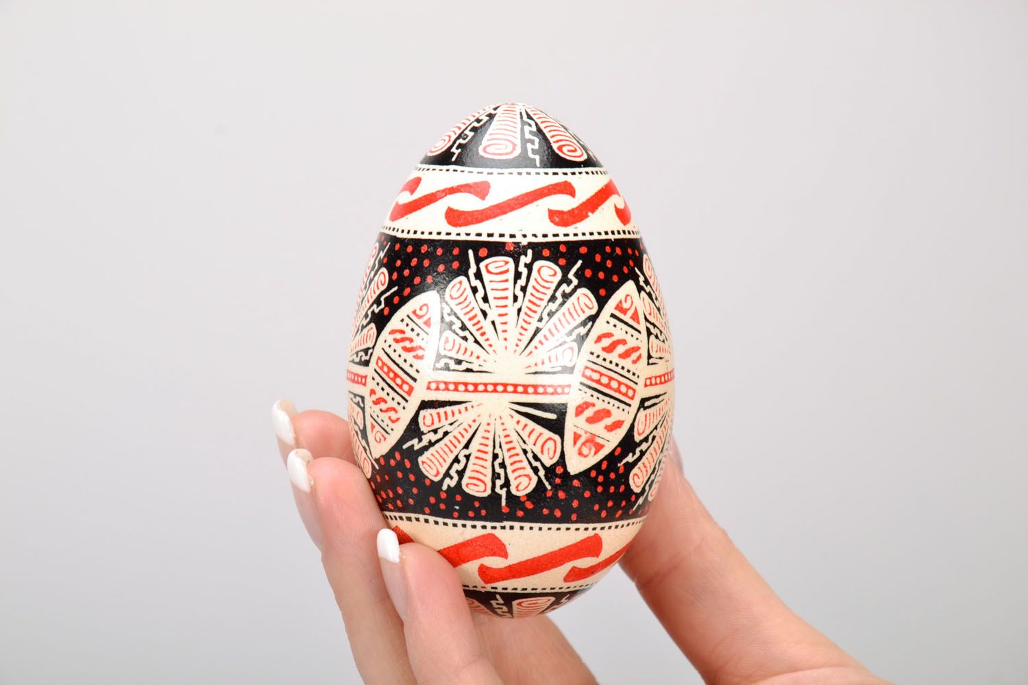 Oeuf de Pâques décoratif fait main original peint avec ornement ethnique photo 2