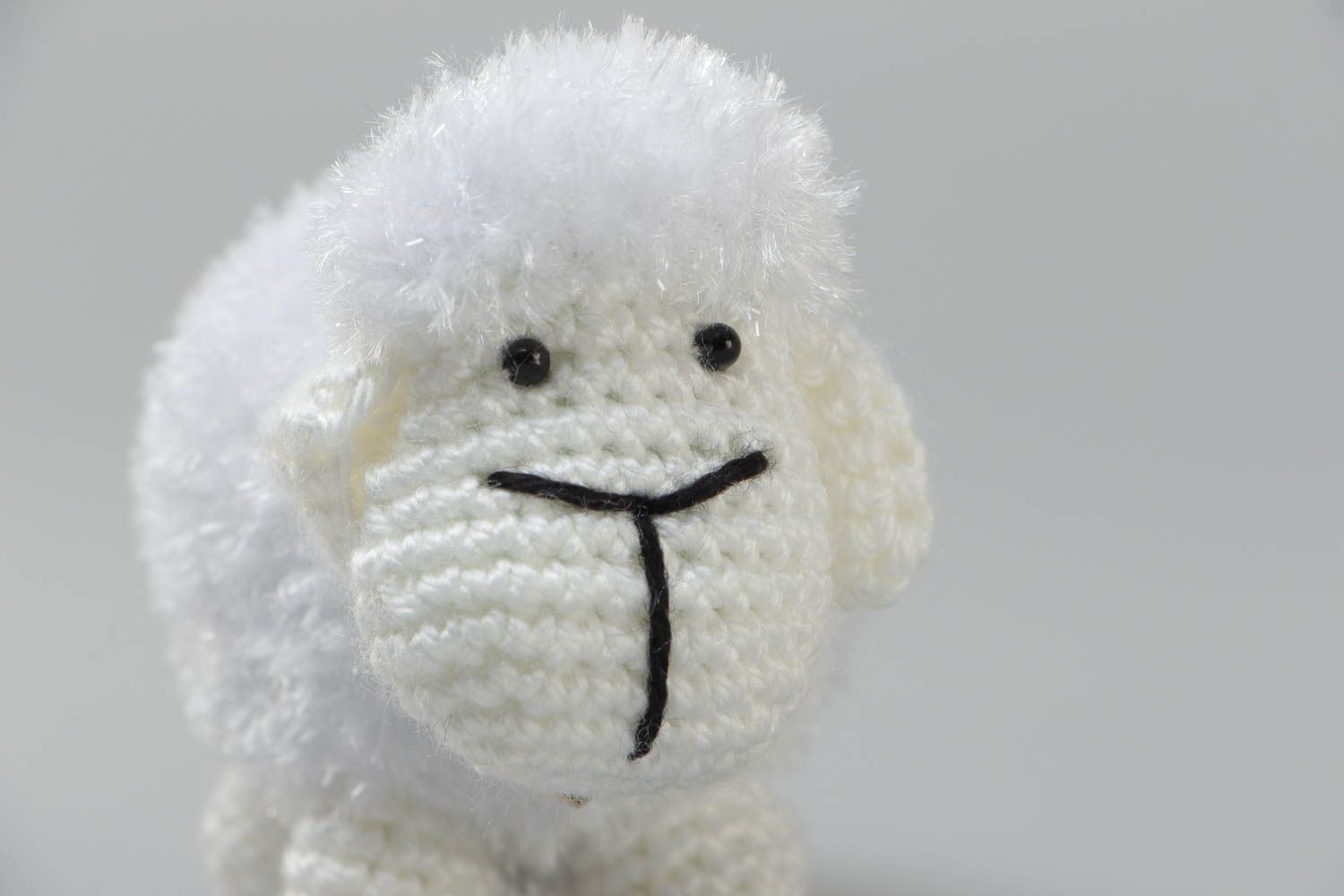 Мягкая вязаная игрушка из ниток ручной работы Белая овечка детская авторская фото 3