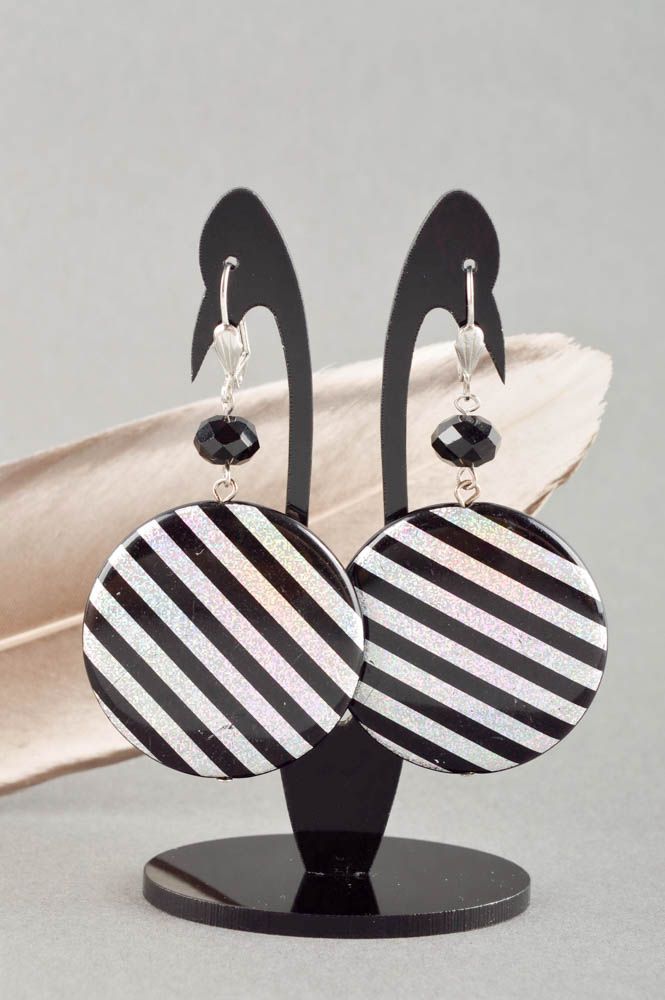 Boucles d'oreilles rondes Bijou fait main plastique blanc et noir Cadeau femme photo 1