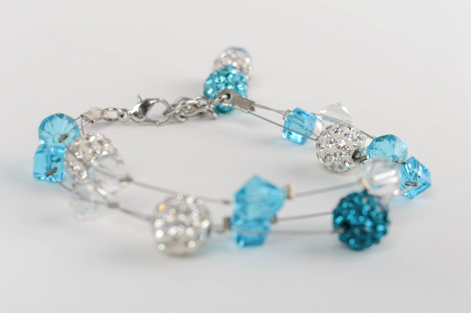 Bracelet en perles de cristal strass et intercalaires mince fait main bleu blanc photo 2