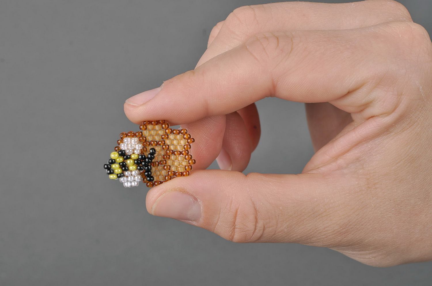 Amuleto a forma di ape fatto a mano accessorio originale di perline
 foto 2