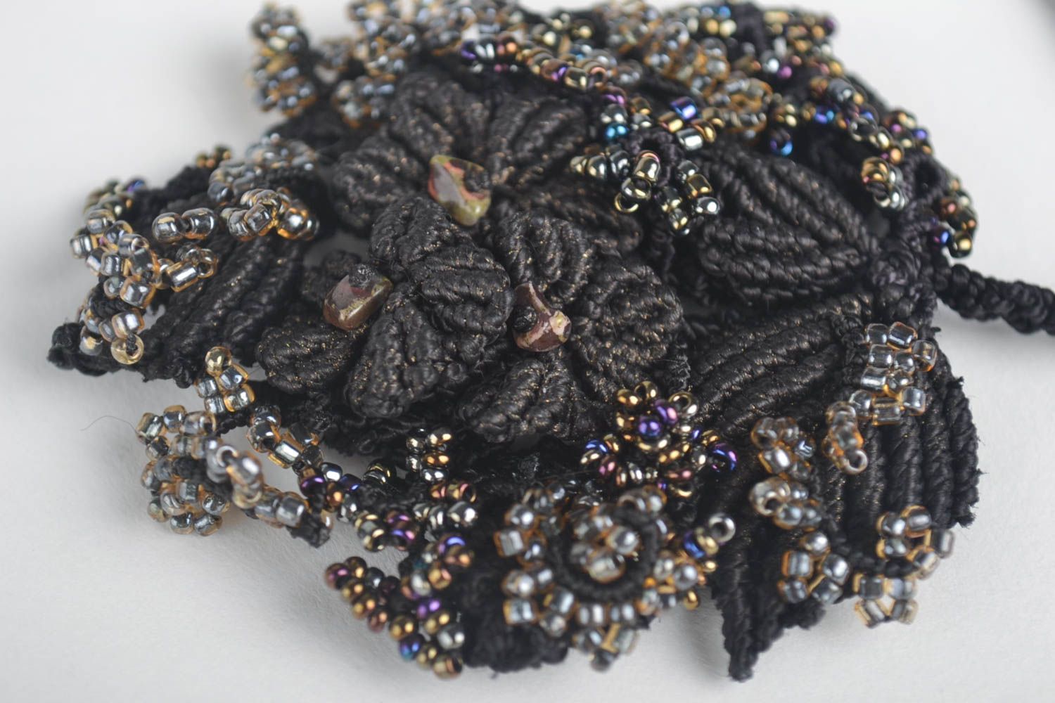 Ketten Anhänger handgemachter Schmuck Accessoires für Frauen schwarze Blumen foto 2