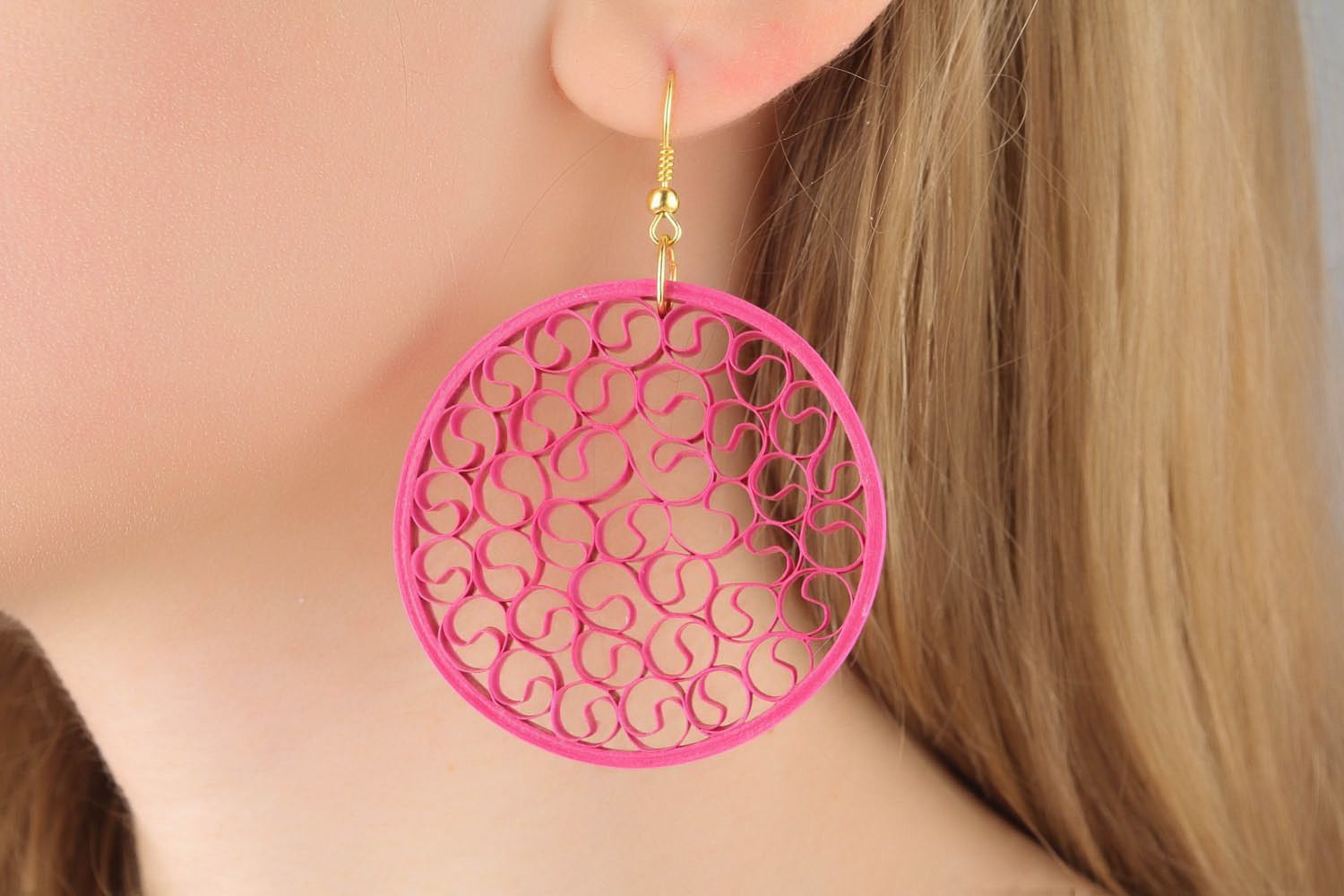 Round bright pink paper earrings photo 1