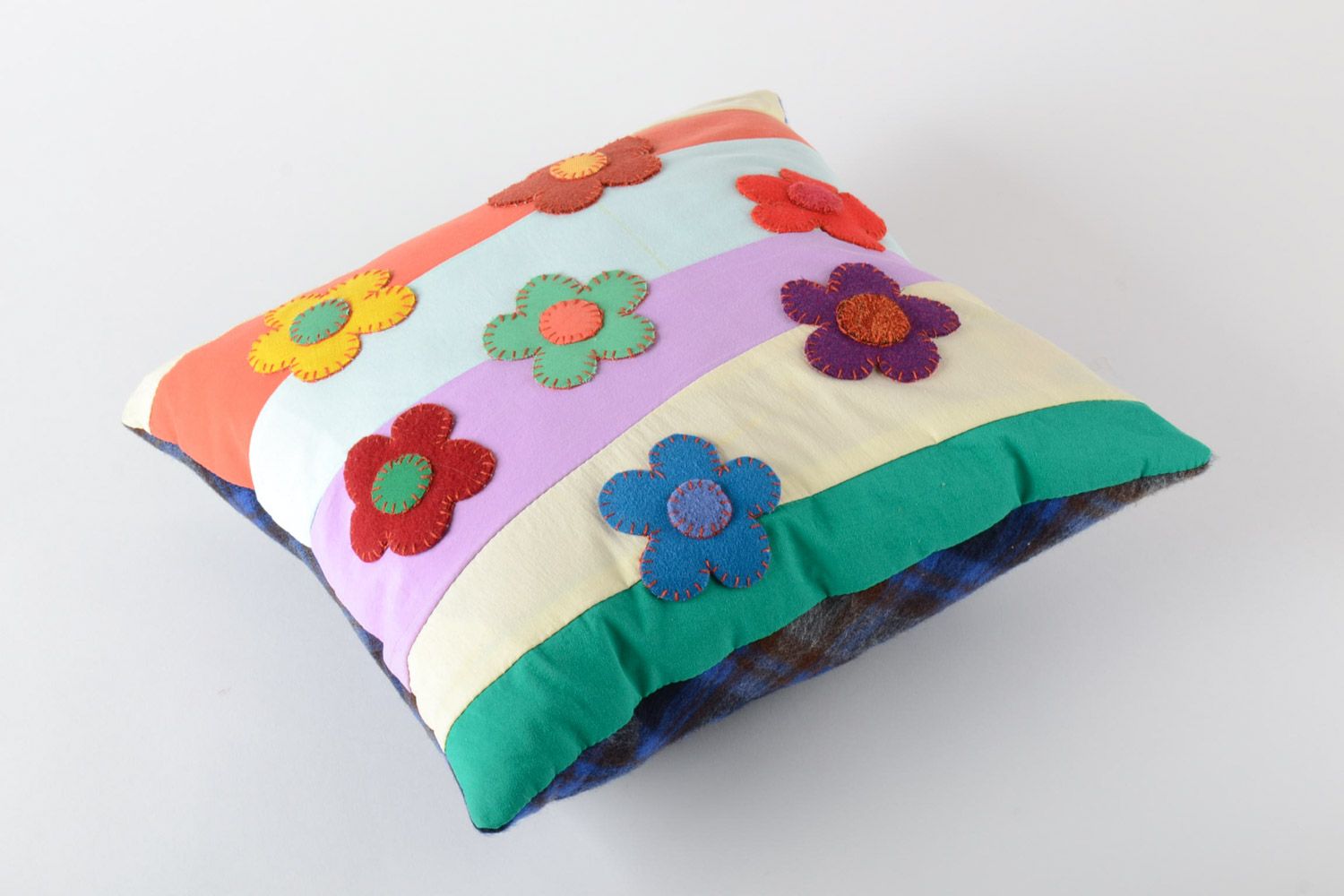 Пестрая подушка на диван с аппликацией на молнии ручной работы красивая в цветочек фото 2