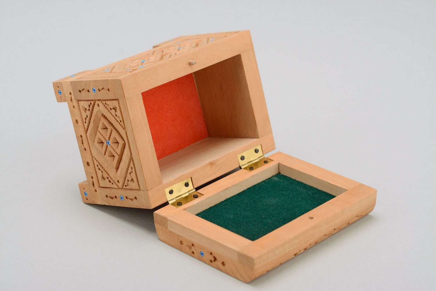 Caja de madera incrustada con abalorios foto 3