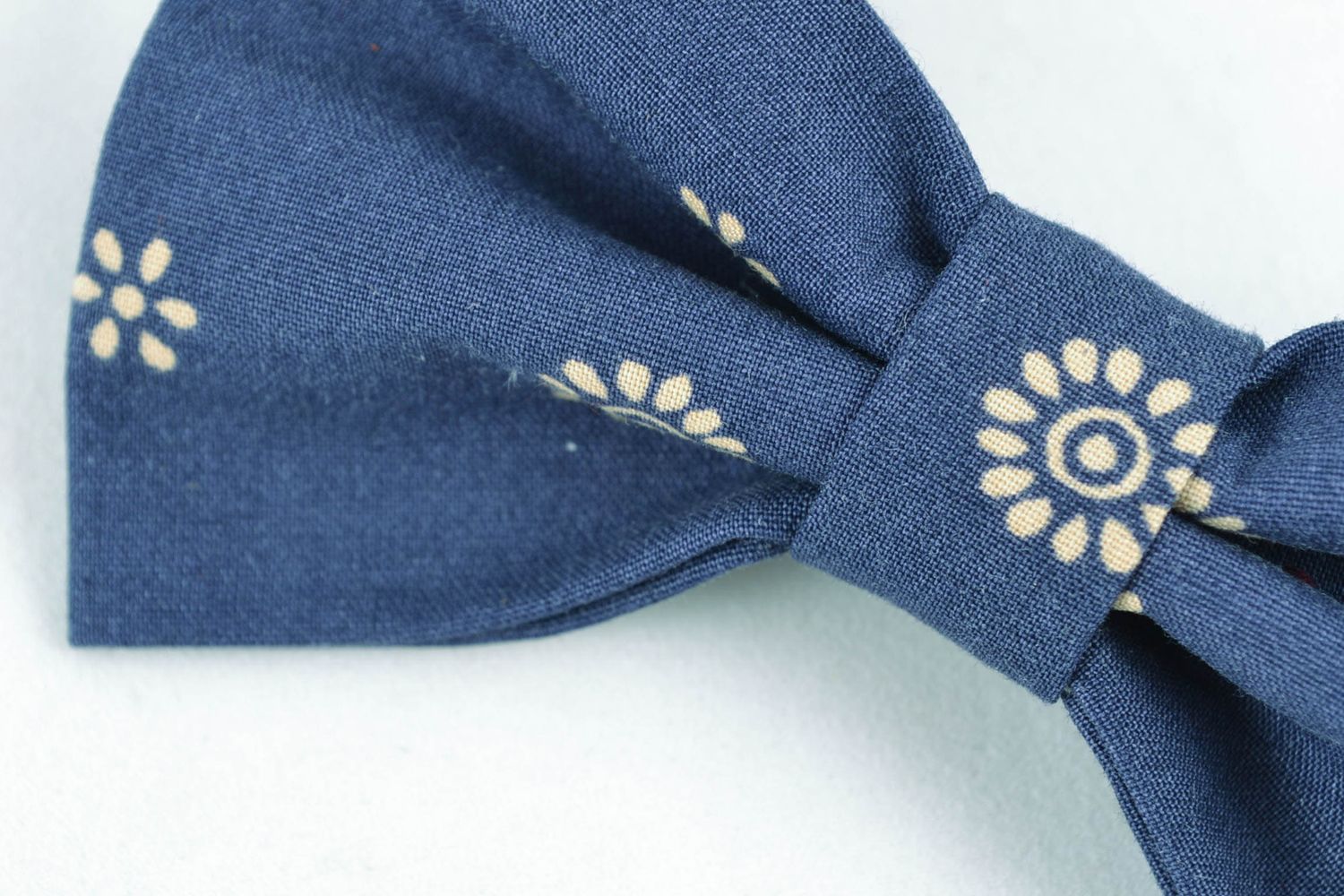 Nœud papillon fait main en coton avec dessin couleur bleu foncé avec dessin photo 3