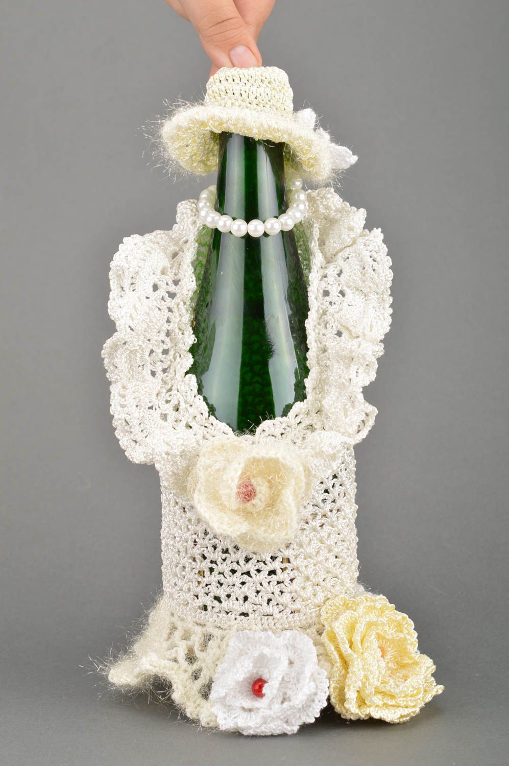 Originelle schöne handgemachte Flaschen Kleidung gehäkeltes beiges Brautkleid foto 3