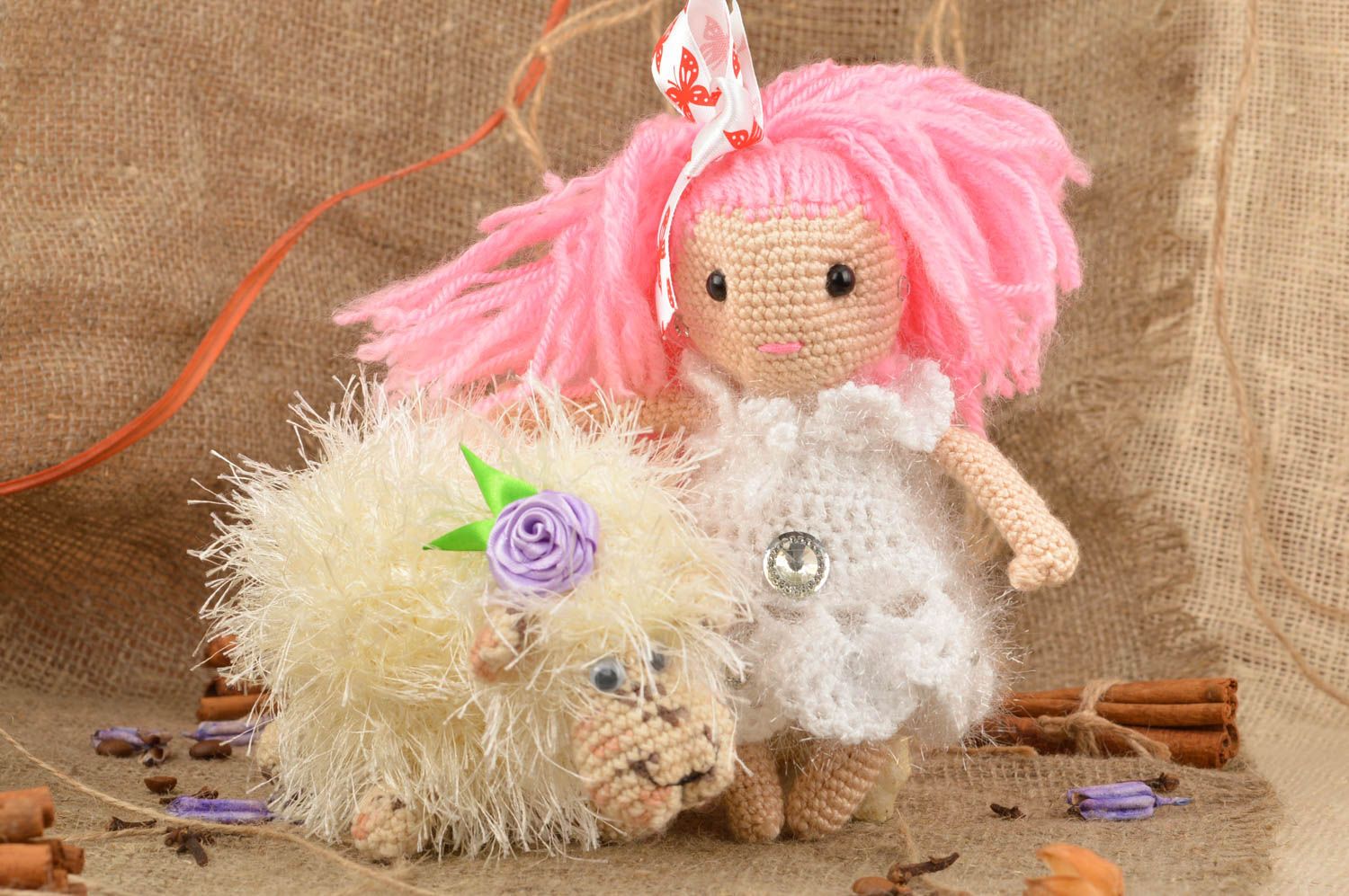 Gehäkelte Spielzeuge für Baby ab 3 Jahren 2 Stück Mädchen mit Schaf handmade foto 1