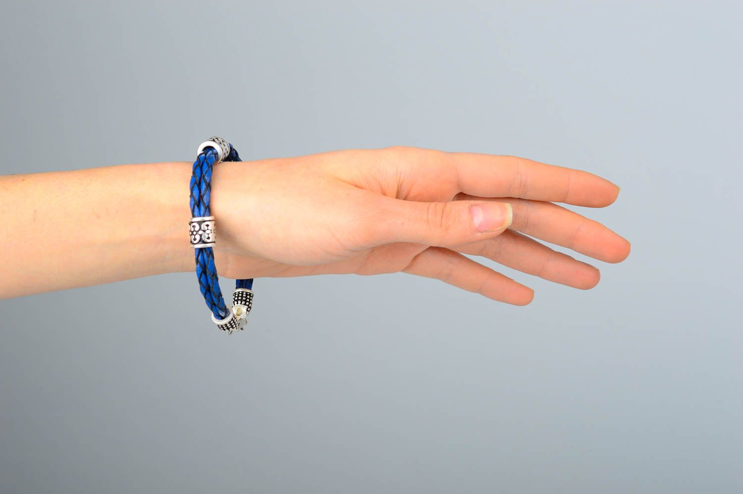 Плетеный кожаный браслет ручной работы украшение из кожи синий браслет на руку фото 2