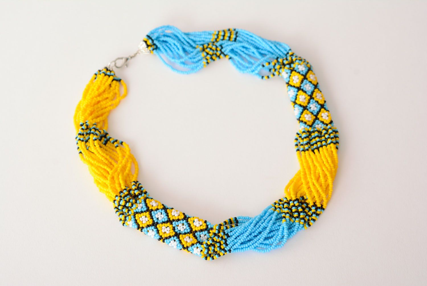 Collier crocheté avec perles multicolore photo 3