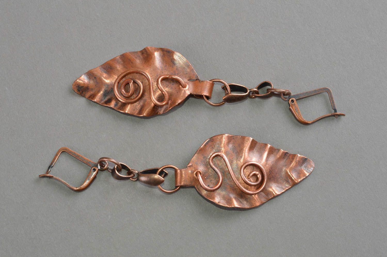 Schöne lange feine originelle handgemachte Ohrringe aus Kupfer Blätter foto 4