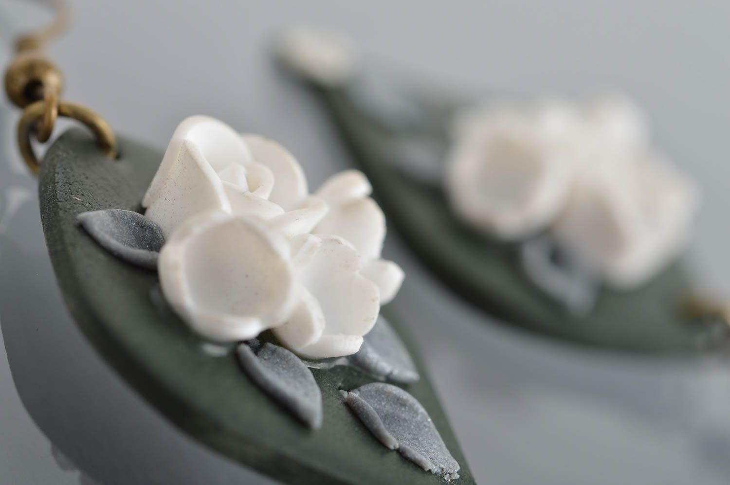 Boucles d'oreilles en pâte polymère grises avec roses blanches faites main photo 4