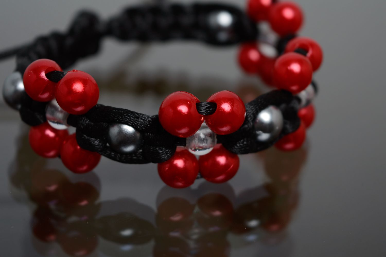 Bracelet tressé en macramé avec perles céramiques noir et rouge fait main femme photo 2