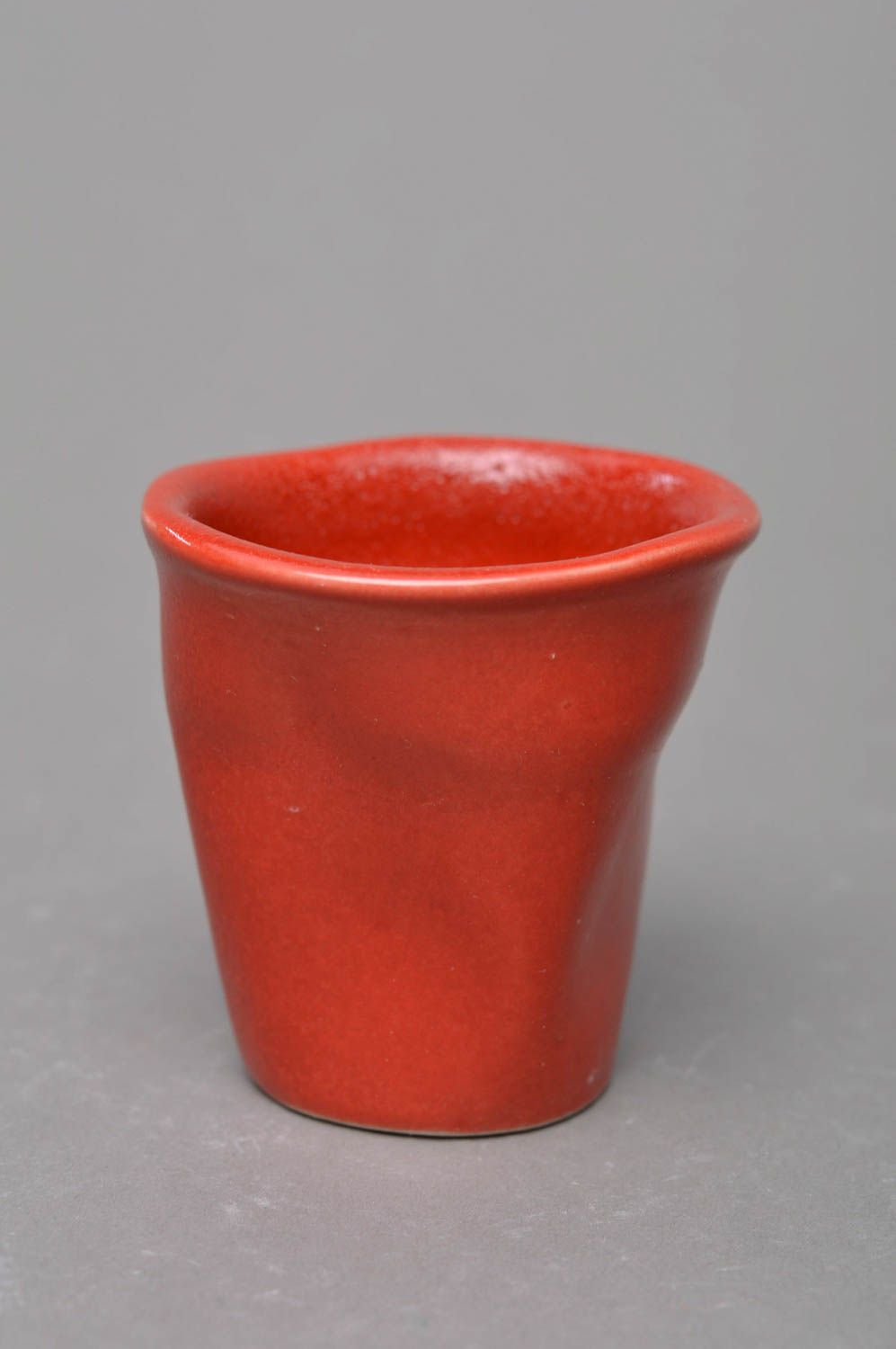 Handmade kleiner Trinkbecher aus Porzellan rot in Form vom Plastikbecher foto 2