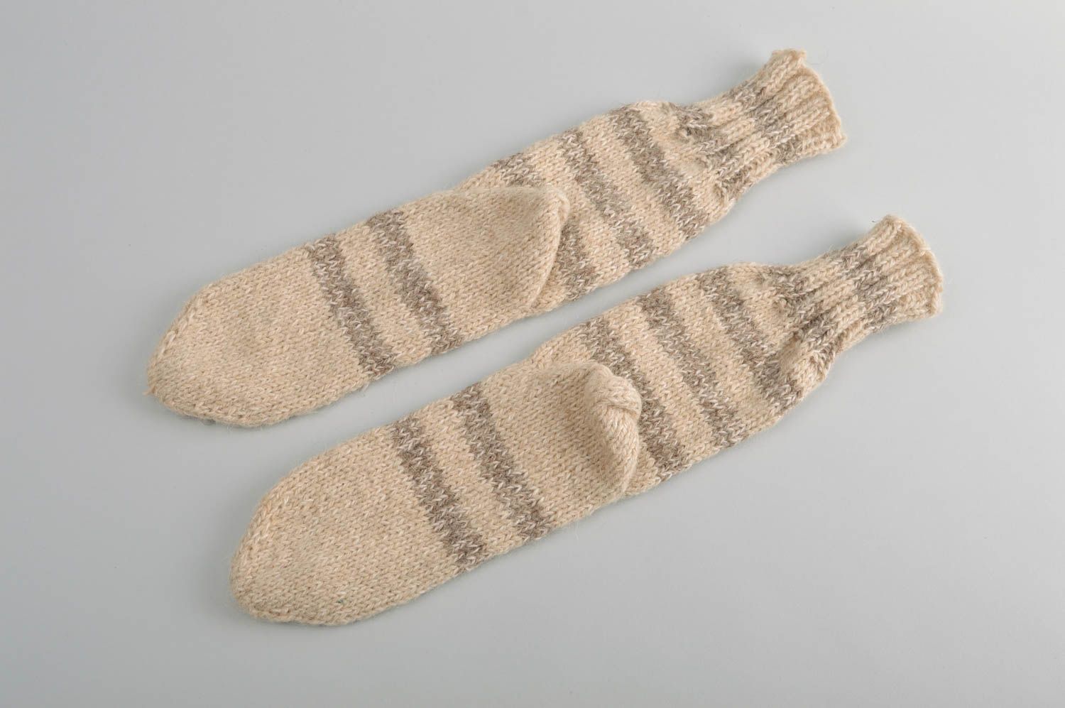 Носки ручной работы женские носки светлые шерстяные носки спицами красивые фото 3