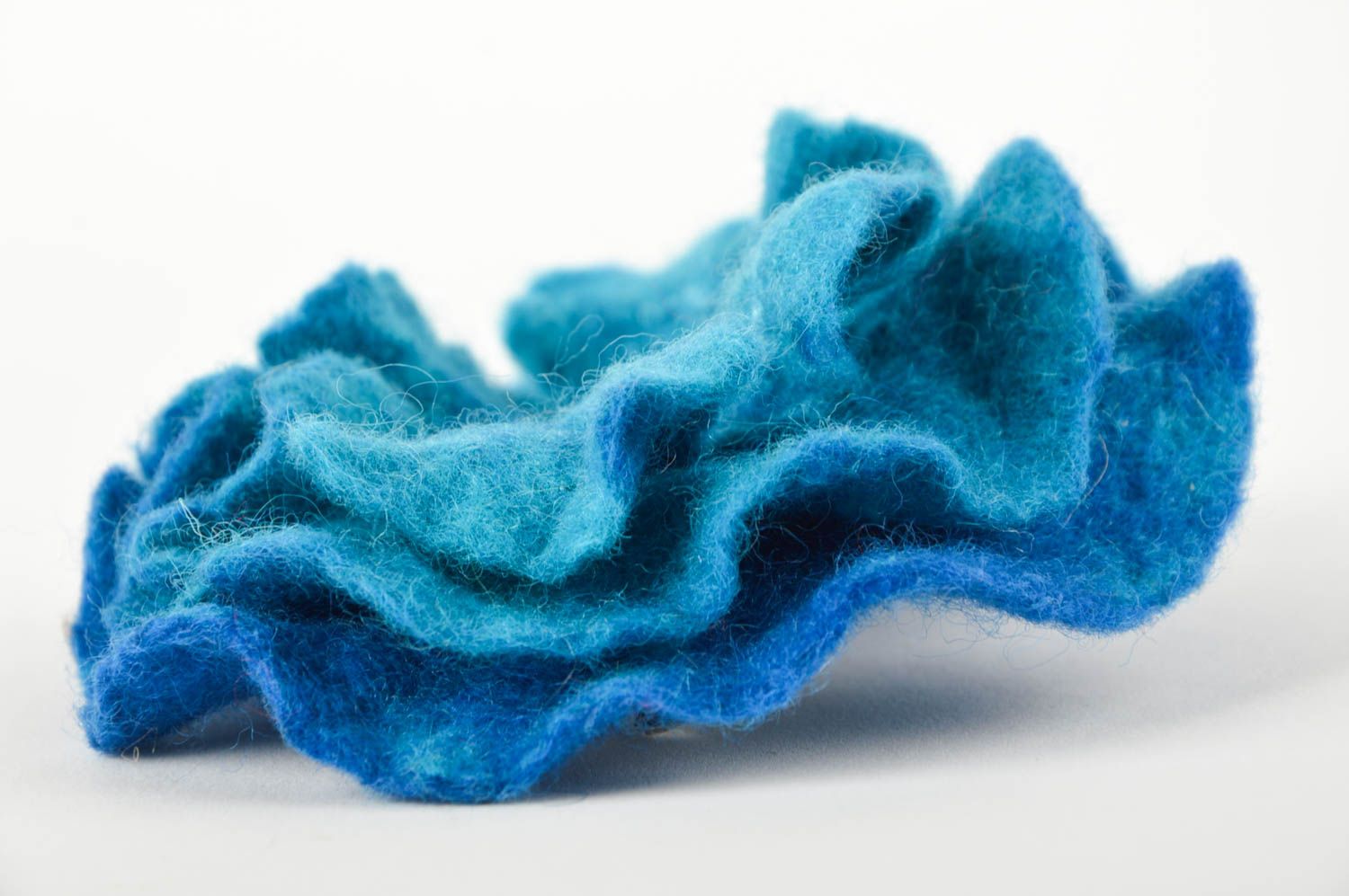 Broche Barrette fleur faite main grande bleue en laine feutrée Accessoire femme photo 3