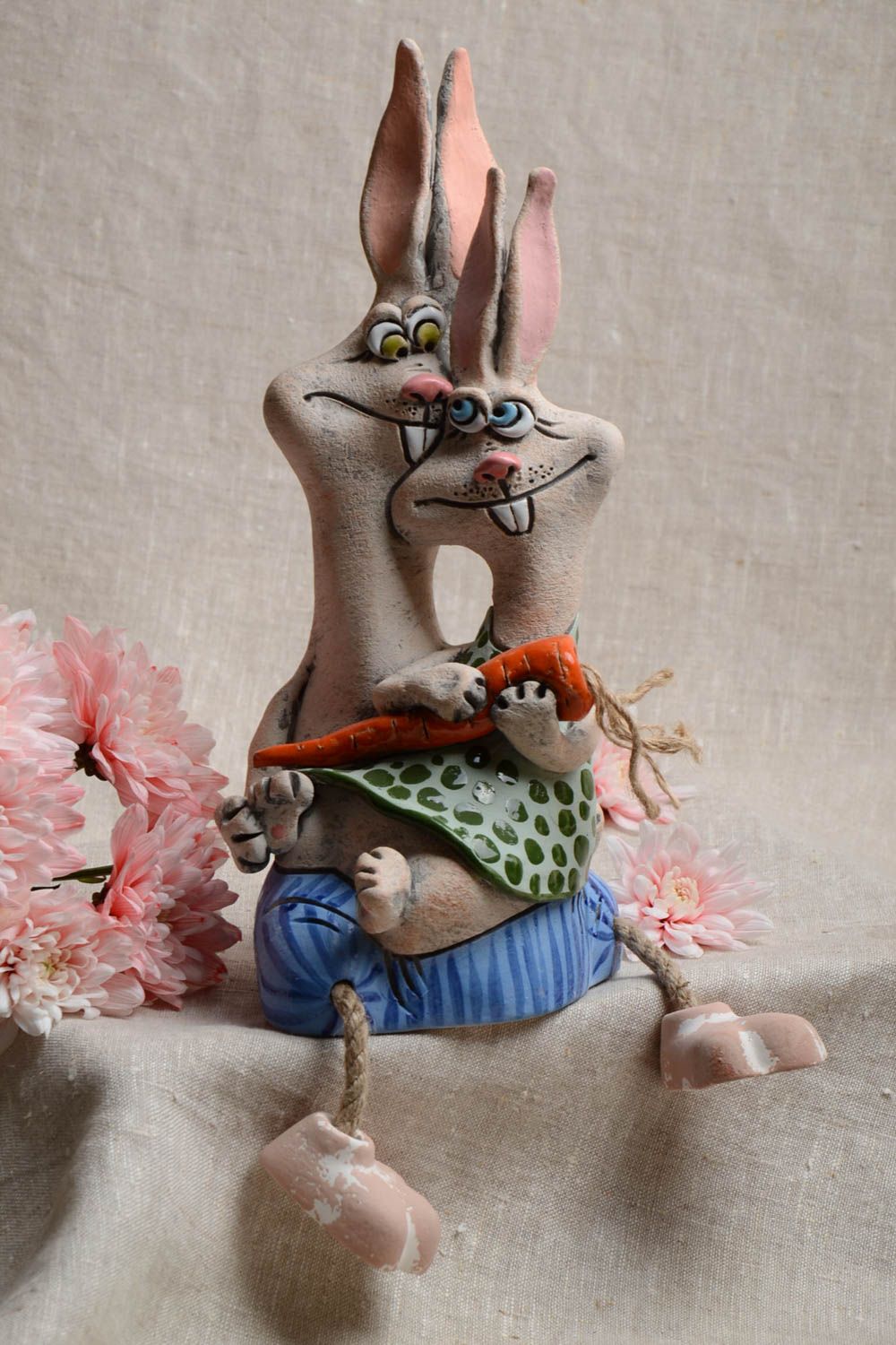 Tirelire d'argile grande faite main peinte de colorants en forme de deux lapins photo 1