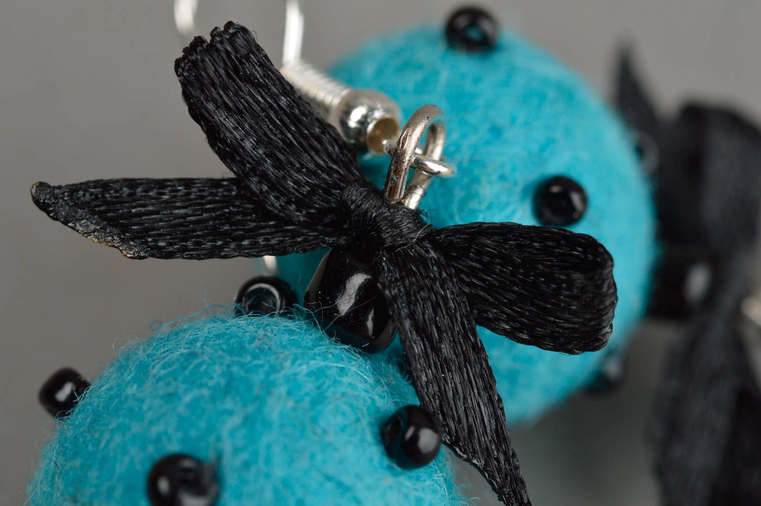 Boucles d'oreille rondes pendantes avec nœud bleues en laine feutrée faites main photo 4