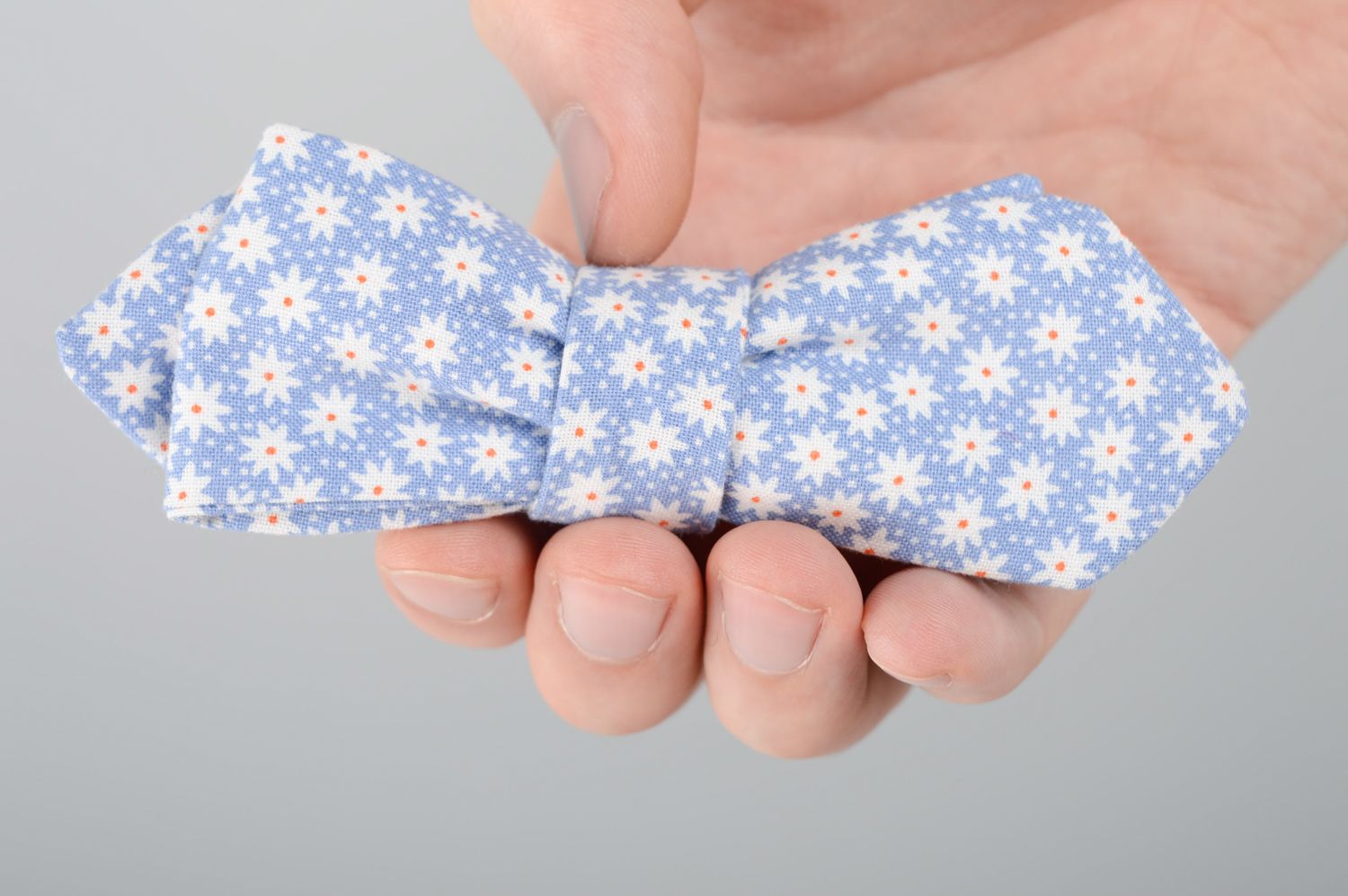 Handmade light fabric bow tie with floral print photo 3
