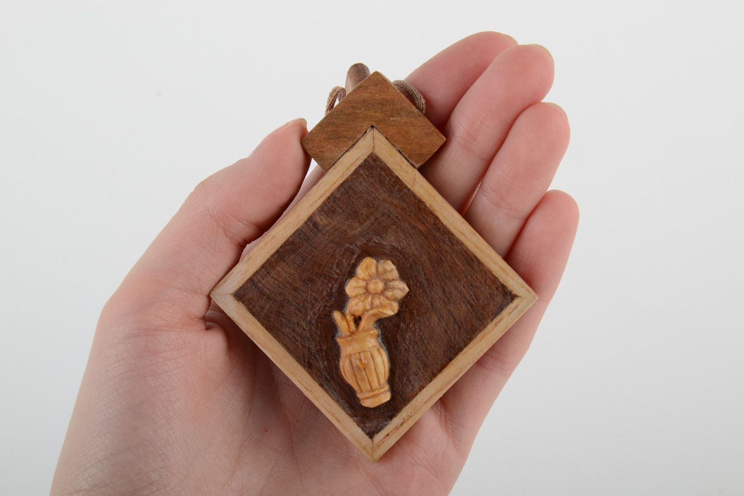 Beau pendentif en bois original sculpté losange accessoire fait à la main photo 5