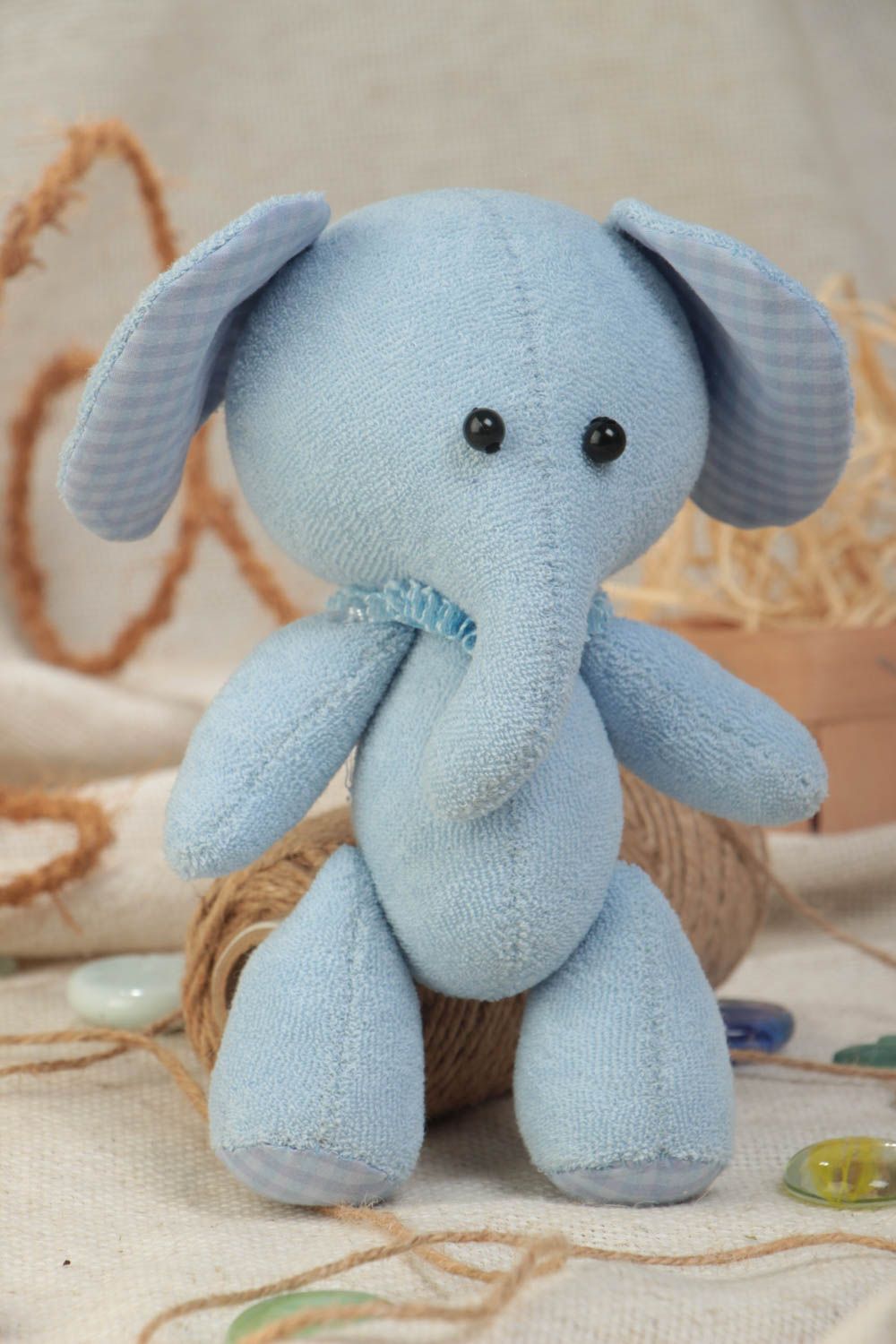 Juguete de peluche de tricó y mohair artesanal pequeño elefante azul foto 1