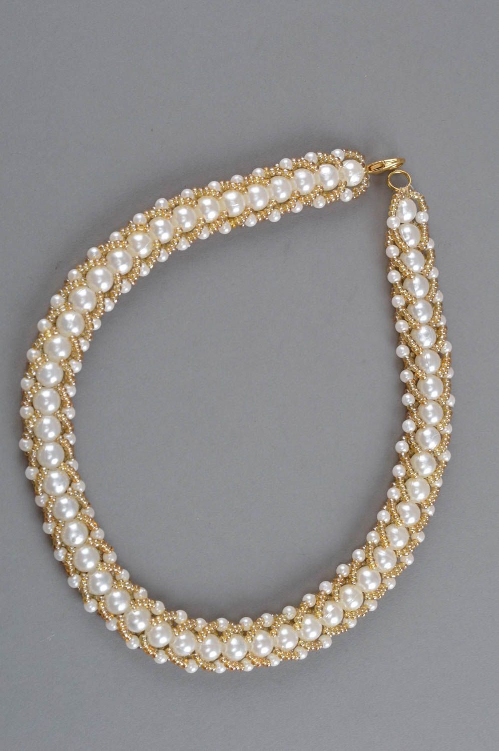 Collier en perles artificielles et de rocaille fait main blanc doré original photo 2
